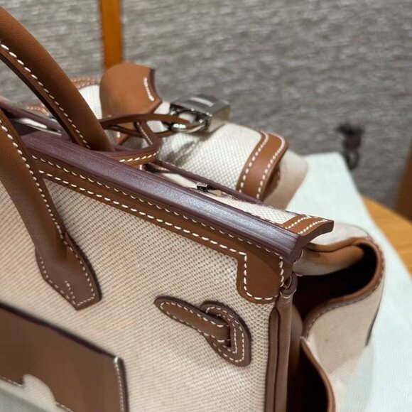 Classic Hermes Bag: A Stylish and Versatile Choice for Elegance - Picture 6 of 6